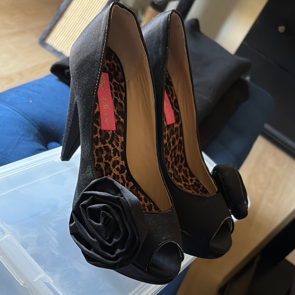 Betsey Johnson Women's Black Fabric Open Toe Stiletto Pumps Shoes Black Rose 6M